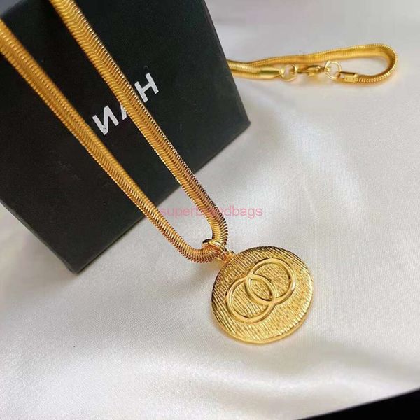 Joyas de moda Ccity Mars Plantación de hierba de moda Pequeño viento fragante Cadena de monedas de la cadena de huesos de la serpiente para el otoño y el invierno Collar chapado en capas