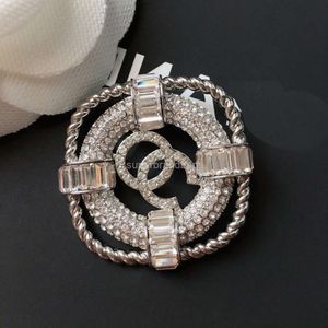 Fashion Jewelry Channell Atmosphère Nouveau décolleté Costume personnalisé avec diamant en laiton en laiton Broche Clip