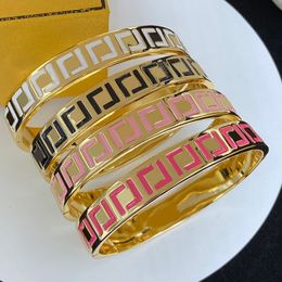 Diseñadores de joyería de moda Pulsera para mujer Letra completa F Pulseras de oro Cinturón de diseñador de lujo Estilo clásico Simpie Colgante Regalo 2305102PE