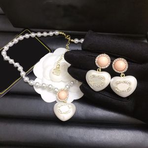 Conjuntos de joyería de moda Diseñador de la marca Pendientes de letras Collares pendientes Collar de suéter chapado en oro de 18 quilates Cadena de perlas Geometría Corazón Accesorios de joyería de boda