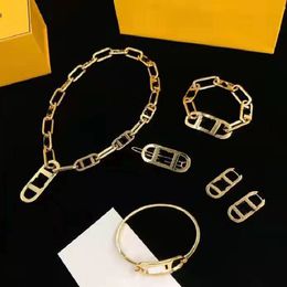Ensembles de bijoux de mode Designer pour femmes boucles d'oreilles collier Bracelet pince à cheveux dame filles plaqué or 18 carats avec boîte-cadeau