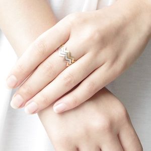 Fashion Wave Flat Ring Sartrated Design Geschikt voor Vrouwen en Mannen Smooth Surface Gold Silver Rose Three Color Optioneel