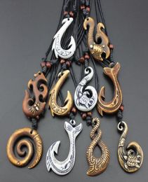 Mode-sieraden Hele 10 stuks gemengde stijl Hawaiiaanse sieraden handgesneden imitatie bot vis haak hanger ketting amulet geschenk MN6035446