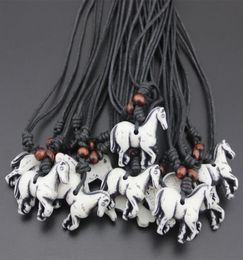 Joyas de moda entera 12pcslot estilo imitación de hueso tallado zodiaco blanco caballo colgante amuletos caída mn8982447