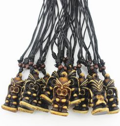 Mode-sieraden Heel veel 12st COOL 3D Tiki Ketting Totem Simulatie Bot Gesneden Hawaiiaanse Bruine Totem Tiki Mannen Hanger Neckl9113435