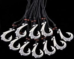 Bijoux de mode Lot entier 12 pièces cool Simulation os sculpté blanc hawaïen Maori hameçon pendentif amulette collier drop shippi2146293