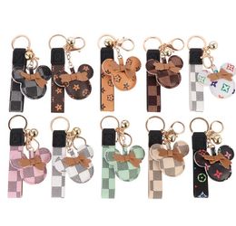 Fashion Key Buckle Car Keychain Handmade En cuir Kechechains Men Femmes Sac Sac Accessoires Pendant 10 Couleur