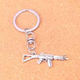 Mode sleutelhanger 45*13 mm machinaal pistool aanvalsgeweer hangers diy sieraden auto sleutelhanger ringhouder souvenir voor cadeau