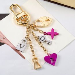 Llavero de moda llavero de diseño de cartas de metal bolsas para mujer accesorios para autopartes de encogimiento de encogidos regalos con caja 2308049Z