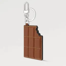 Porte-clés tendance vendus avec emballage en boîte, idée cadeau pour les vacances.