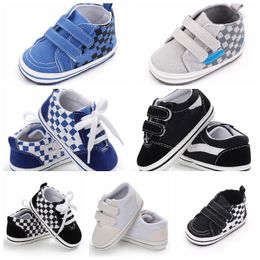 Mode Kid Baby Crib Shoes Newborn First Walkers Girl Boy Prewalker Zwart Wit Soft Sole Shoe Anti Slip Canvas Designer Sneakers Outdoor Sport Ademvolle trainers