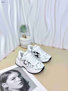 Fashion Kids Shoes Letter Graffiti Baby Sneakers Maat 26-35 Designer schoenendoos Hoogwaardige jongens Girls Casual Shoes 24mar