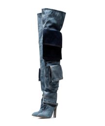 Fashion Gnee High Jeans bottes pointues Toes Chaussures en jean pour femmes Slip de poche sur le talon mince Banquet de piste moderne Longues chaussures Bota8510717