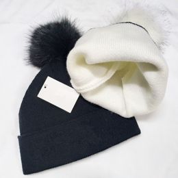 Bonnet tricoté à la mode pour femme, bonnet noir à bride de styliste, chaud d'hiver, Pom Pom blanc, chapeau de styliste, 3 couleurs