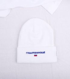 Capas de Dobby de punto de moda Gosha Rubchinskiy National Flag Hilado bordado Capa teñida para invierno Balck White Unisex Hats1161118