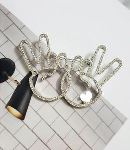 Moda-Corea moda de gama alta victoria gesto diamante carta broche salvaje creativo pin traje chaqueta suéter Accesorios