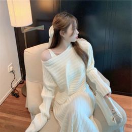 Mode Koreanversion van twee sets vrouwelijke herfst- en winterlonghalterjurk + korte pullovers trui gebreide top