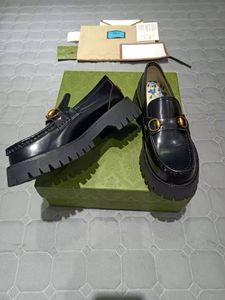 Zapatos de vestir de punta redonda de diseñador de fondo plano para damas de moda, hebilla de metal de cuero genuino, zapatos informales de abeja para mujer, zapatos de plataforma 35-41