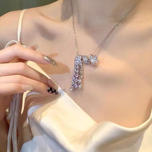 Fashion dames Lumière Luxury Couleur lumineuse pentagramme Collier Tassel Femelle Feme Feme Diamond Zircon Chaîne de clavicule brillante