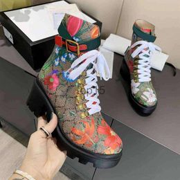 Moda para mujer Serie Sylvie Cinta Decorada Cueros Martin Boot Mujeres Bordadas Banda de cuero Botines Top Diseñador Zapatos de mujer de lujo tamaño 35-41