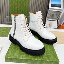 Moda para mujer Serie Sylvie Cinta Decorada Cueros Martin Boot Mujeres Bordadas Banda de cuero Botines Diseñador Mujer de lujo Zapatos de invierno tamaño 35-42 1.25 04