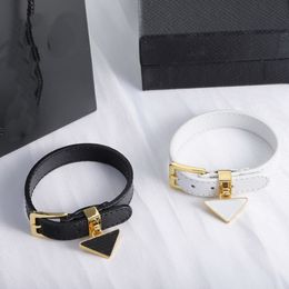 Mode cuir charme amoureux Bracelets Triangle inversé Lettre Montre Hommes Femmes Bijoux Taille Réglable Personnalité Unisexe Bracelet Designer Bijoux XPB1 -01