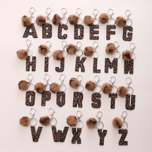 Mode Luipaard 26 Letters Keychain Furry Pom Pom Ball Hangers voor auto Keychains Accessories Pu Leather Cowboy Style Keyring