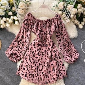 Mode Luipaard Print Jurk Dames Franse Bladerdeeg Mouw Slash Neck Dress Elegant Off Shoulder Korean A-line Korte jurk 210419