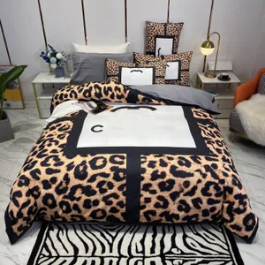 Juegos de cama de diseñador con estampado de leopardo a la moda, funda nórdica tamaño Queen, Sábana de cama King de alta calidad, fundas de almohada, juego de edredón