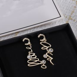 Lettre de mode Clip-ons Boucles d'oreilles pour femmes Boucles d'oreilles du design de luxe