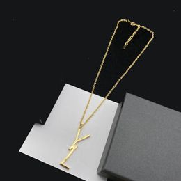 Collier de chaîne en or avec lettre de mode pour hommes et femmes, bijoux cadeaux pour amoureux de fête avec boîte NRJ