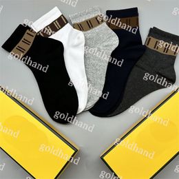 Chaussettes imprimées de lettres de mode, chaussettes décontractées pour hommes et femmes, cinq paires de chaussettes en coton de styliste, chaussettes de couleur unie