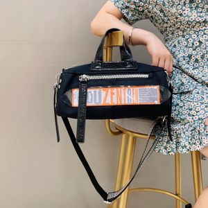 Mode Letter Afdrukken Contrasterende kleur Handtas Nylon stoffen tas Pittig meisje Motortas Breedband Crossbodytas met één schouder Tide