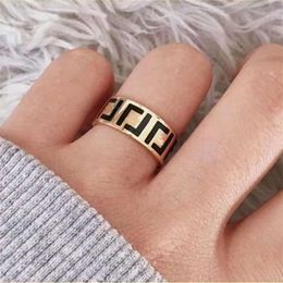 Mode Brief Ring Bague für Frau Einfache Persönlichkeit Party Hochzeit Liebhaber Geschenk Verlobungsringe Schmuck NRJ245g