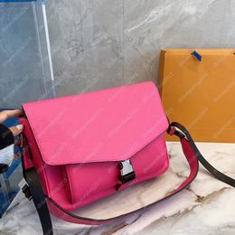 Letras de moda Bolsos Bolso de mano de cuero Bolsos de mensajero de flores cruzadas vintage Bolso de cuerpo cruzado de diseñador superior Correas ajustables