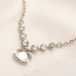 Colar feminino de diamantes luxuosos e leves da moda com letras de aço inoxidável