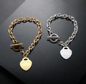 Pulseras de corazón de diseñador Joyas de alta calidad Joyería de regalo de amor de oro de 18 km plateado para mujer Pulsera de acero inoxidable sin fade al por mayor