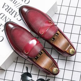 Mocasines de moda para hombre, zapatos con punta en pico, textura de PU, costura, hebilla de Metal, sin cordones, informales, de negocios, para boda, fiesta, diario, versátil, AD193