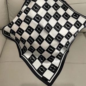 Mode Logo Foulard En Soie Carré Conception Simple Foulards De Couleur Unie Marque Européenne Châle Français Romantique Fille Cadeau Bandeau Printemps Délicat Gif