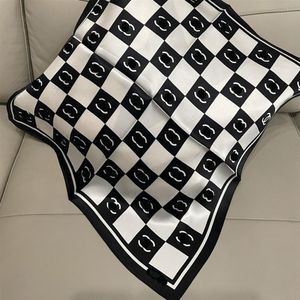 Mode Logo Foulard En Soie Carré Simple Conception Solide Couleur Foulards Marque Européenne Châle Français Romantique Fille Cadeau Bandeau Printemps De242e