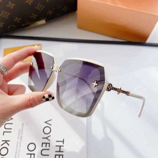 Lunettes de soleil Fashion Lou top cool Écran de rue trèfle à quatre feuilles rouge recommandé pour la diffusion en direct féminine Protection UV polarisée progressive avec boîte d'origine