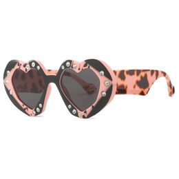Mode liefde zonnebrillen vrouwen schattig oversized unieke hartvormige zonnebrillen vrouwelijke trendy luipaard outdoor elegante uv400 tinten