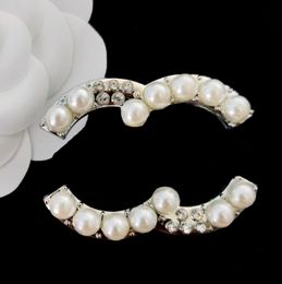 Amante de la moda diseñador broche pines de diamantes broche de letra de la marca perla joya de joya de 18 km dorado accesorios de vestimenta de bodas