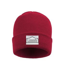 Moda Lowe's Logotipo de mejora de líneas negras Reloj cálido de invierno Gorro Gorro de crochet Sombreros lado de Lowe en blanco Fondo azul rojo 2096450