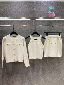 Marca de lujo de moda 2024 Conjunto de punto de 3 piezas para mujer Cárdigan con botones dorados y tops de punto sin mangas y traje de falda acampanada de cintura alta