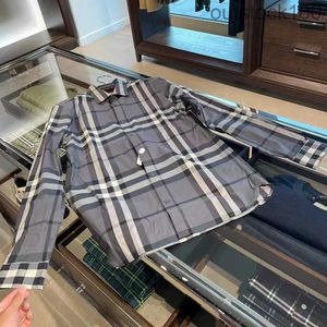 Fashion Luxury Buurberlyes Vêtements pour femmes hommes de village de village pour hommes Classic Plaid Business Casual à manches longues avec un logo original de marque