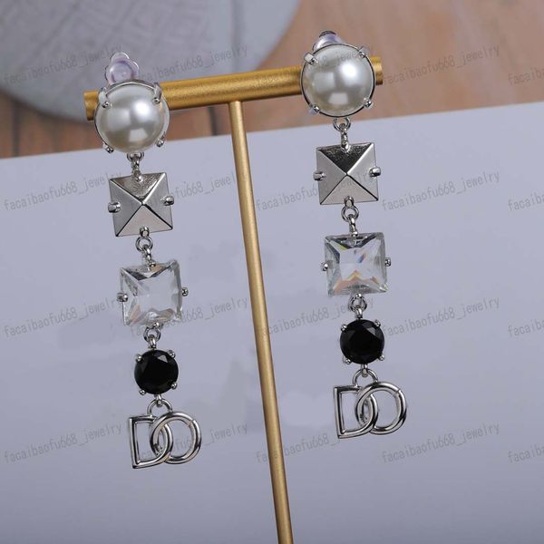 Mode, luxe, cristal, boucles d'oreilles en perles. Convient pour les trous d'oreille, les manchettes d'oreille, les boucles d'oreilles de créateurs, Noël, les cadeaux