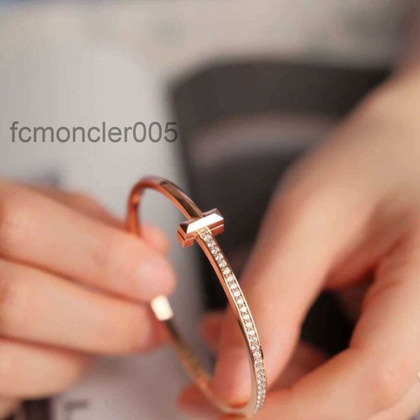 Bracelet de créateur de luxe de mode Ti Co Nouvelle édition étroite Bracelet demi-diamant v plaqué or 18 carats Rose Snap Switch en forme de T 7US9 pour femmes