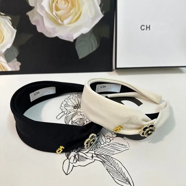 Fashion Luxury Designer Ch-Letter Bands Bands de cheveux à fleurs blanches noir pour femmes Brand Brand Band Sports Head Enveloppe de haute qualité 2Colors