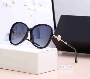 Diseñador de moda de lujo Cuadrado de gran tamaño Mujeres con estilo Gafas de sol Rhinestone UV Prueba Lentes transparentes marco sólido con estuche caja paño de limpieza para hombre mujer